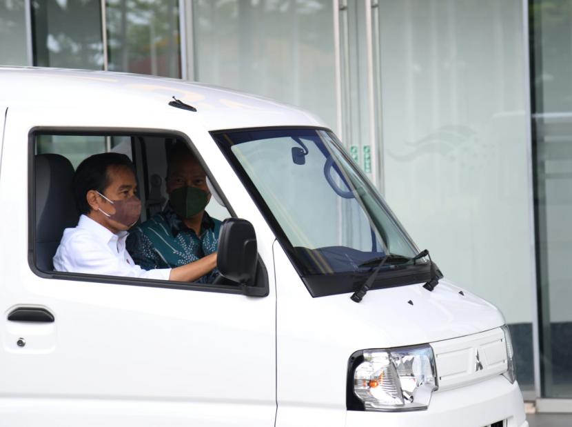 Presiden Joko Widodo menjajal satu mobil listrik di area BSD City, Tangerang, Banten, Rabu (17/11). Saat bertemu delegasi Dewan Bisnis AS-ASEAN, Jokowi menyatakan keinginan agar Indonesia dapat menembus pasar mobil listrik Amerika Serikat.