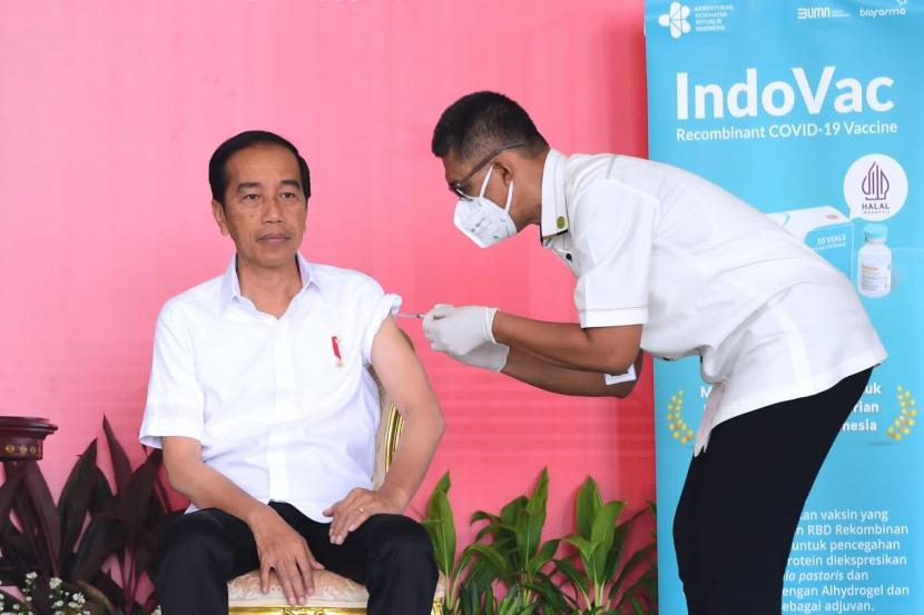 Presiden Jokowi menjalani vaksinasi booster perdana vaksin IndoVac buatan PT Bio Farma di Istana Bogor, Kamis (24/11/2022). Vaksin IndoVac kini dapat digunakan untuk vaksin lanjutan atau penguat (booster) bagi usia 18 tahun ke atas yang sebelumnya telah menerima vaksin primer Pfizer.