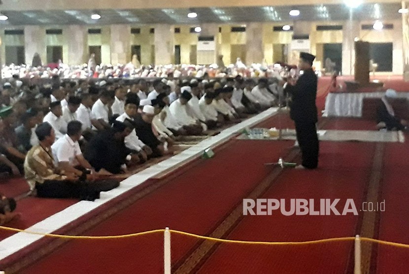 Presiden Jokowi menjalankan shalat tarawih pertama di Masjid Istiqlal, Rabu (16/5). 