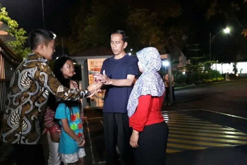 Presiden Jokowi menjamu sejumlah warga yang berada di Jalan Malioboro, di Istana Kepresidenan Yogyakarta serta mengajak foto bersama, Ahad (31/12)