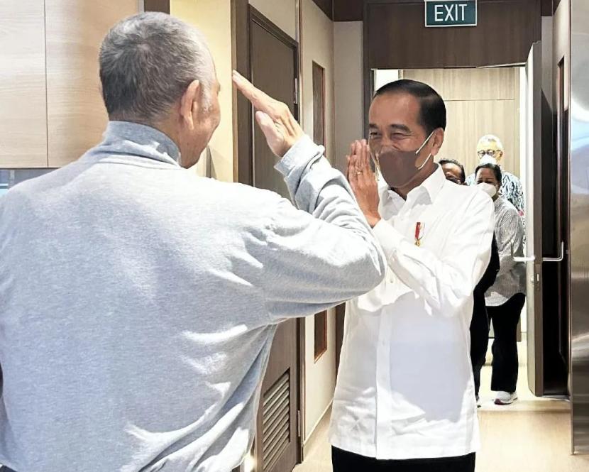 Presiden Jokowi menjenguk Menko Marves nonaktif Luhut Binsar Pandjaitan di salah satu rumah sakit di Singapura, Jumat (3/11/2023).