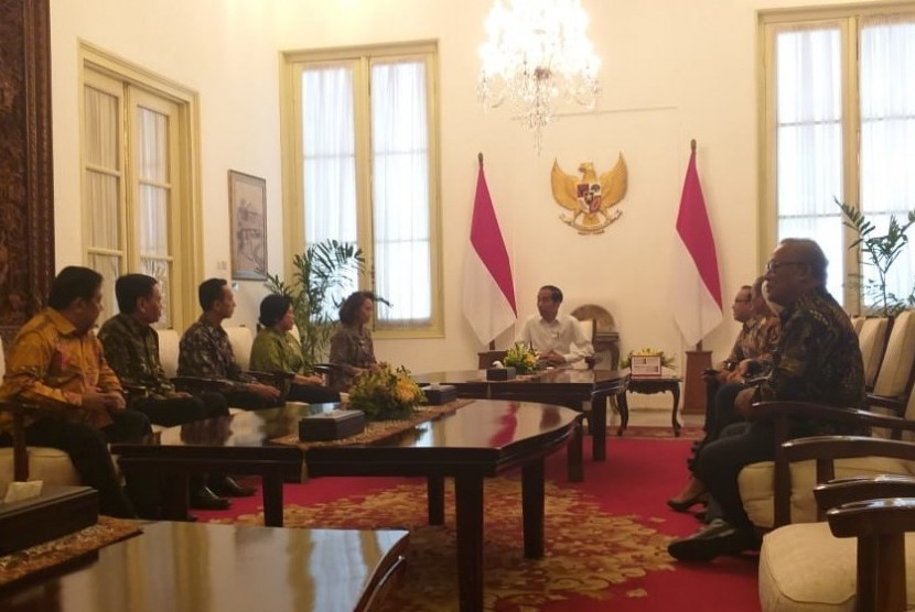 Presiden Jokowi menerima Panitia Seleksi (Pansel) Calon Pimpinan KPK 2019 - 2023 di Istana Merdeka, Senin (17/6). 