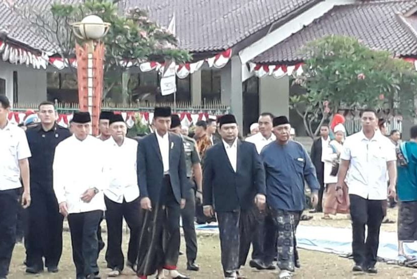 Presiden Jokowi menunaikan ibadah shalat Idul Adha di lapangan Tegar Beriman, Pemkab Bogor, Jawa Barat, Rabu (22/8). 