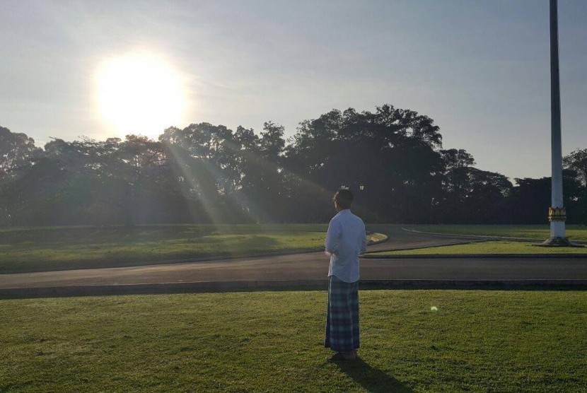 Presiden jokowi menyaksikan gerhana matahari di Istana Bogor, Rabu (9/3).