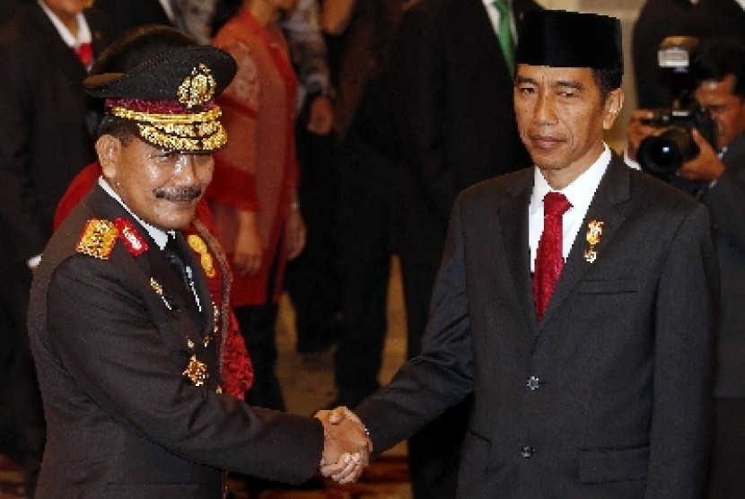 Presiden Jokowi menyalami Kapolri Jenderal Badrodin haiti.