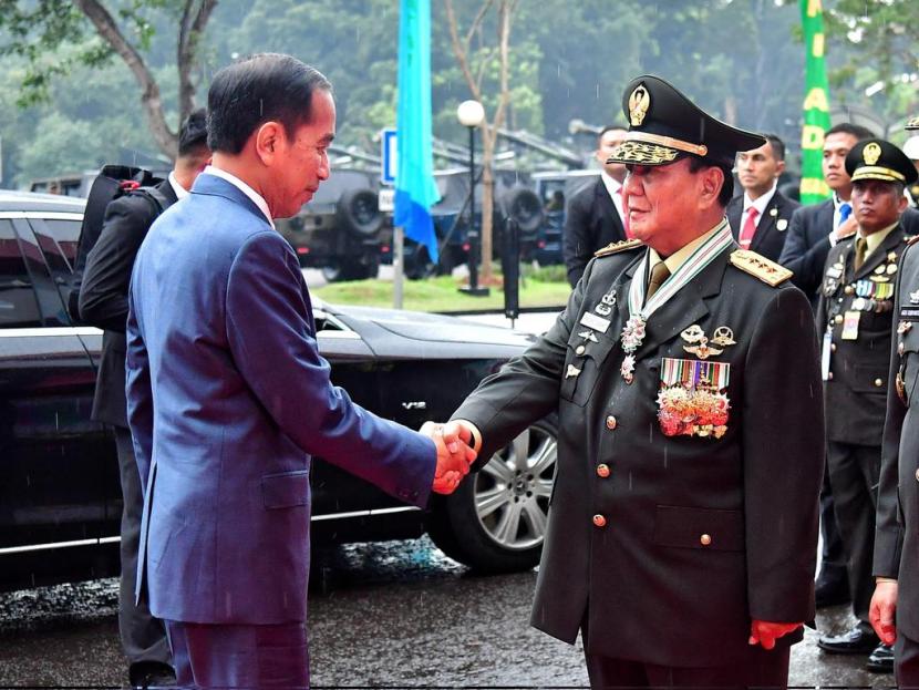 Presiden Jokowi menyalami Menhan Jenderal (Purn) Prabowo Subianto di Mabes TNI, Cilangkap, Jakarta Timur, Rabu (28/2/2024).