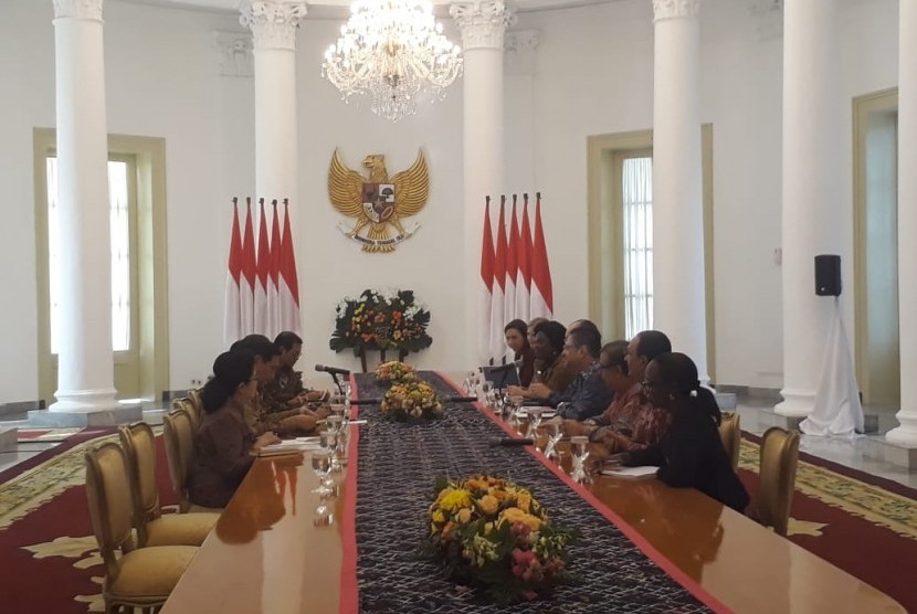 Presiden Jokowi menyambut kedatangan Presiden Bank Dunia, Jim Yong Kim, di Istana Kepresidenan, Rabu (4/7).