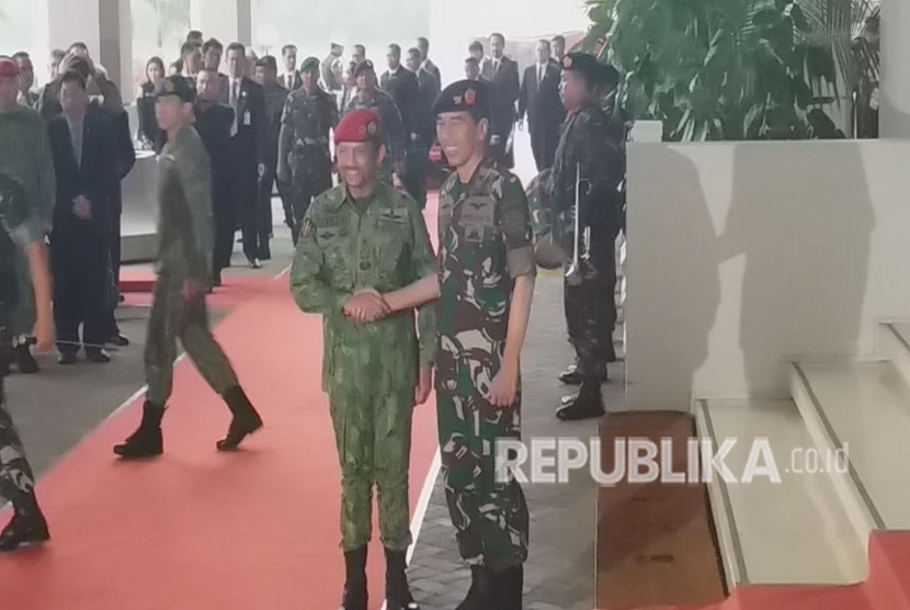 Presiden Jokowi menyambut kehadiran Sultan Brunei Darusalam Sultan Haji Hassanal Bolkiah di Mabes TNI Cilangkap, Jakarta Timur, Kamis (3/5). Keduanya tampak mengenakan seragam militer masing-masing negara. 