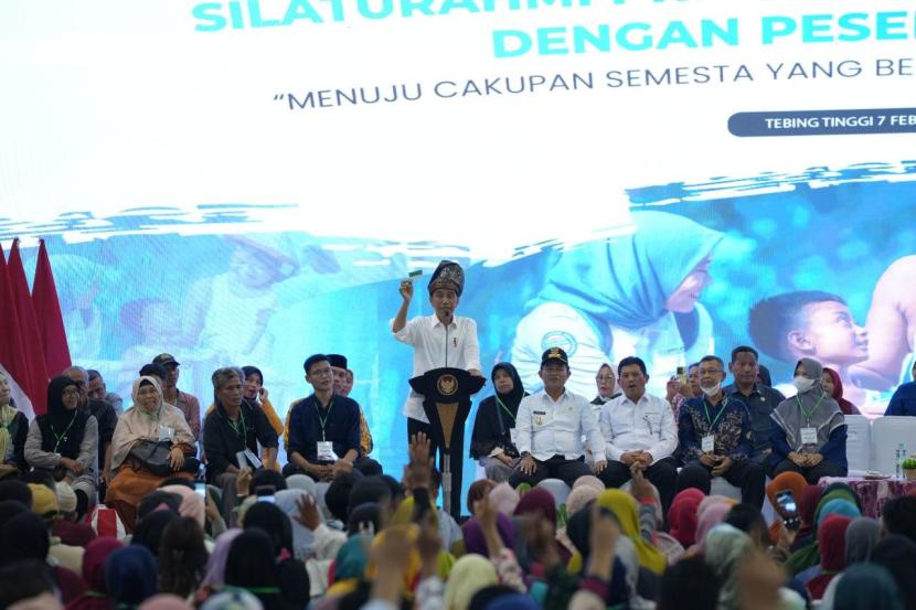Presiden Jokowi menyapa langsung peserta JKN di Tebing Tinggi, Sumatra Utara, Rabu (7/2//2024)