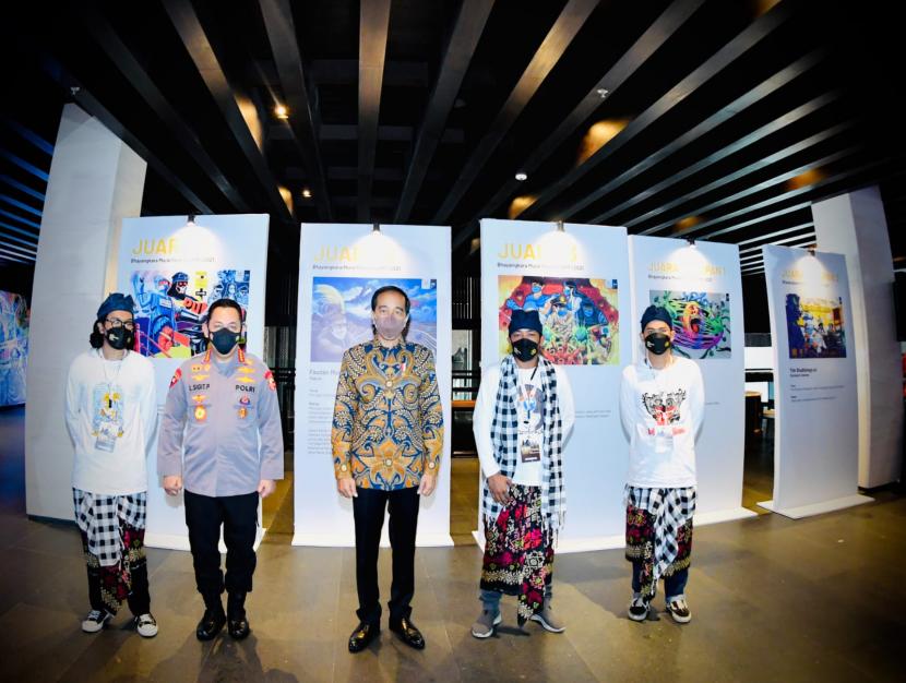 Presiden Jokowi menyatakan bahwa kegiatan festival atau lomba seni mural Piala Kapolri 2021 telah menciptakan iklim yang positif dalam proses demokrasi di Indonesia. 