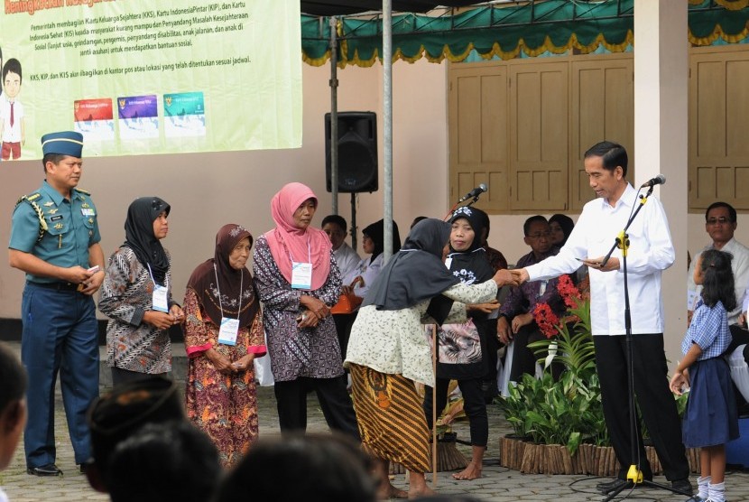 Presiden Jokowi menyerahkan KKS kepada warga, di Desa Taman Martani, Kecamatan Kalasan, Kabupaten Sleman, Yogyakarta, Kamis (4/5) pagi.