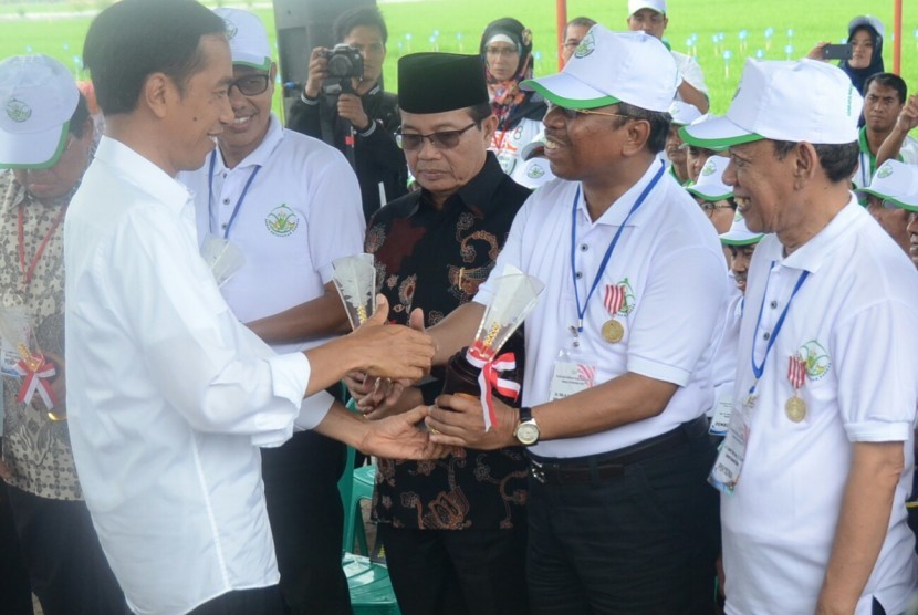  Presiden Jokowi menyerahkan penghargaan Adhikarya Pangan Nusantara, di Kab. Subang, Jabar, Jumat (26/12).