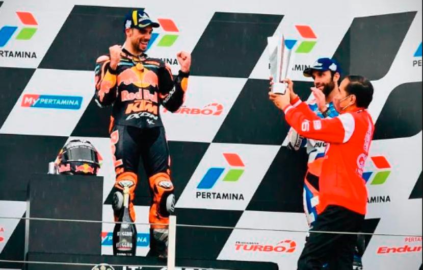 Presiden Jokowi menyerahkan thropy pada Miquel Oliveira yang memenangi MotoGP Mandalika, Ahad (20/3/2022).