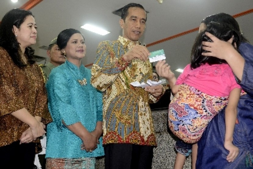 Presiden Jokowi menyerahkan tiga kartu sakti kepada masyarakat di Kantor Pos Besar, Jakarta Pusat, Senin (3/11).
