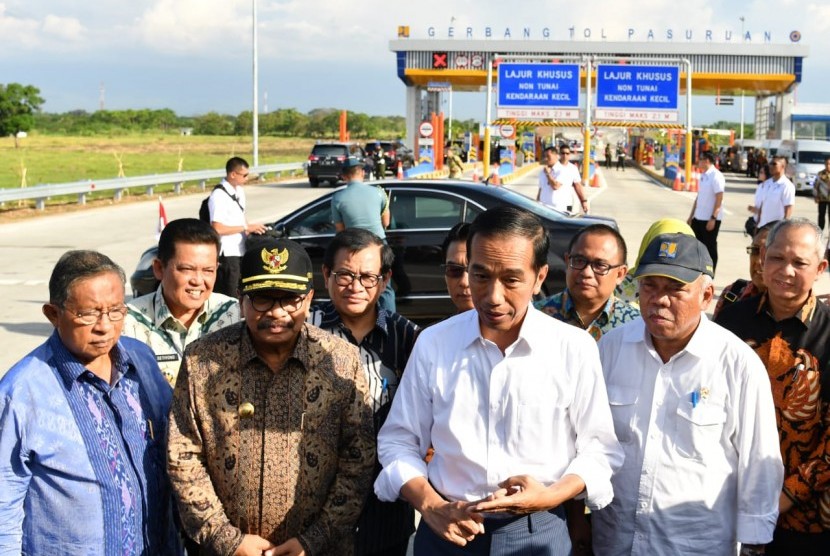 Presiden Jokowi meresmikan Tol Gempol-Pasuruan, Jawa Timur, Jumat (22/6).