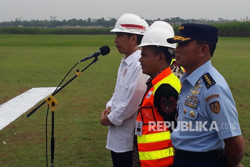 Presiden Jokowi meresmikan dimulainya pembangunan Bandara Jenderal Soedirman di Purbalingga, Senin (23/4). Pembangunan sarana bandara akan dilakukan ole PT Angkasa Pura II yang alsn menggelontorkan dan Rp 350 miliar. 