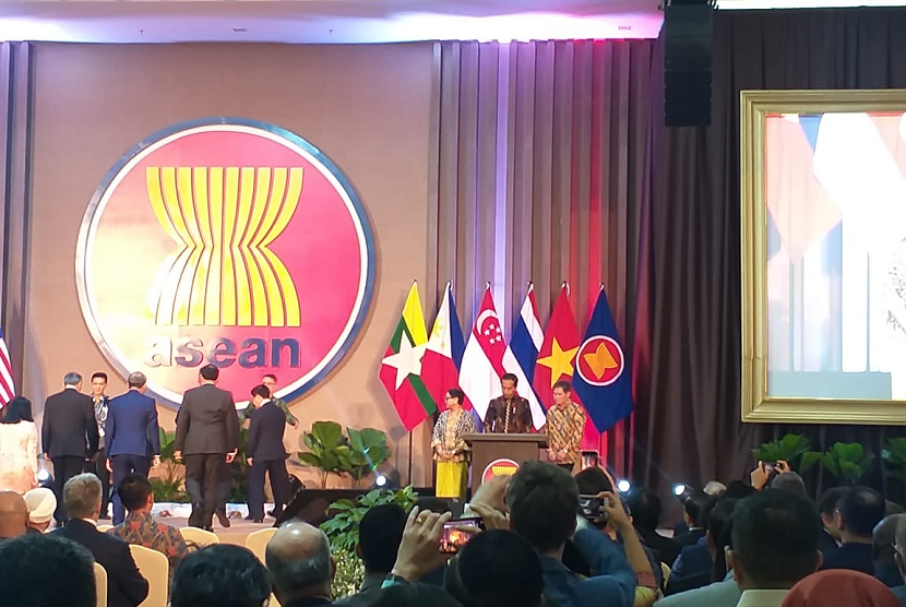 Presiden Jokowi meresmikan gedung baru Sekretariat ASEAN di Kebayoran Baru, Jakarta Selatan, Kamis (8/8). 