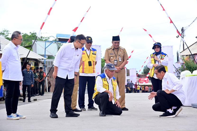 Presiden Jokowi meresmikan Inpres Jalan Daerah Ruas Muntilan-Keningar, Sukomakmur, Kabupaten Magelang, Jawa Tengah (Jateng), Senin (22/1/2024). 