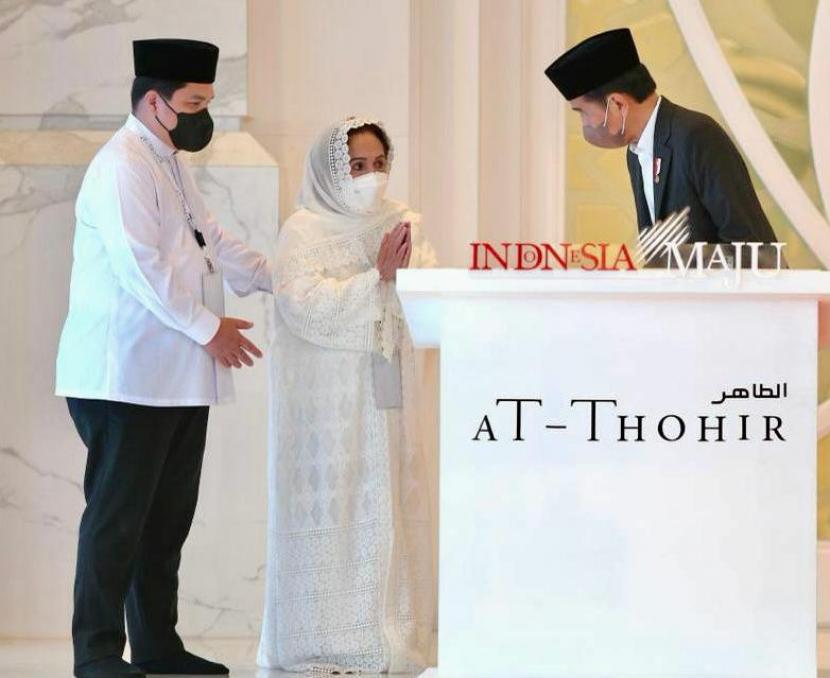 Presiden Jokowi meresmikan Masjid At-Thohir . 