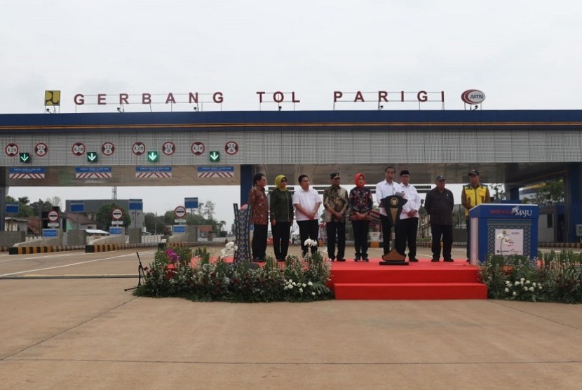 Presiden Jokowi meresmikan mulai beroperasinya Tol Kunciran Serpong, Jumat (9/12).