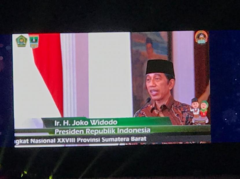  Jokowi Minta Umat Teladani Nabi Muhammad. Foto: Presiden Jokowi resmi membuka MTQ Nasional ke XXVIII di Sumatera Barat secara virtual, Sabtu (14/11).