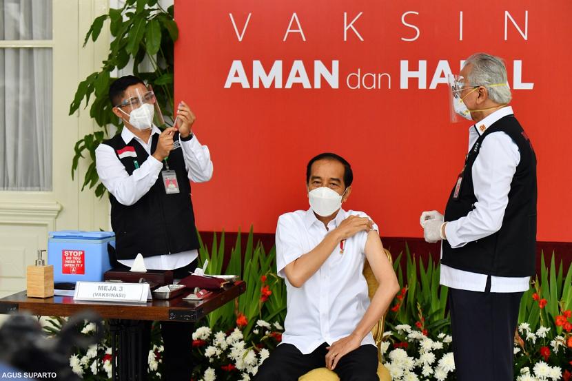 Presiden Jokowi resmi menjalani penyuntikan vaksin Covid-19 perdana