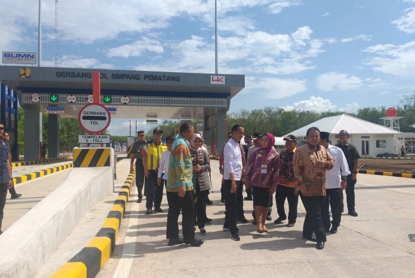 Presiden Jokowi resmikan ruas tol Terbanggi Besar-Pematang Panggang-Kayu Agung, Lampung, Jumat (15/11). 