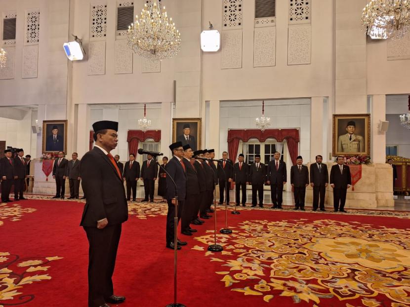 Presiden Jokowi saat akan melantik menteri komunikasi dan informatika beserta lima wakil menteri di Istana Negara, Jakarta, Senin (17/7/2023).