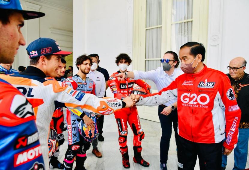 Presiden Jokowi saat beraudiensi dengan para pembalap MotoGP di Istana Merdeka, Jakarta, Rabu (16/3).