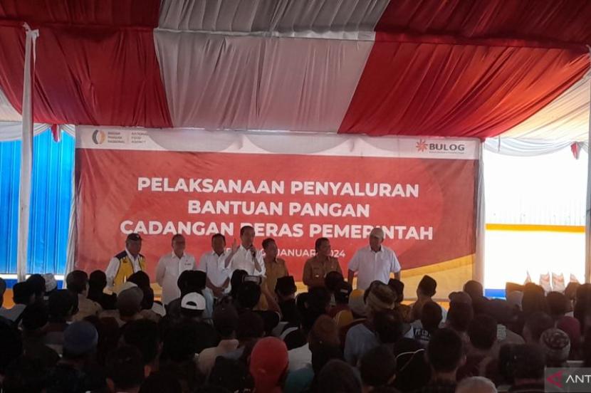 Presiden Jokowi saat berdialog dengan masyarakat di Gudang Bulog Kota Serang, Banten, Senin (8/1/2023).  