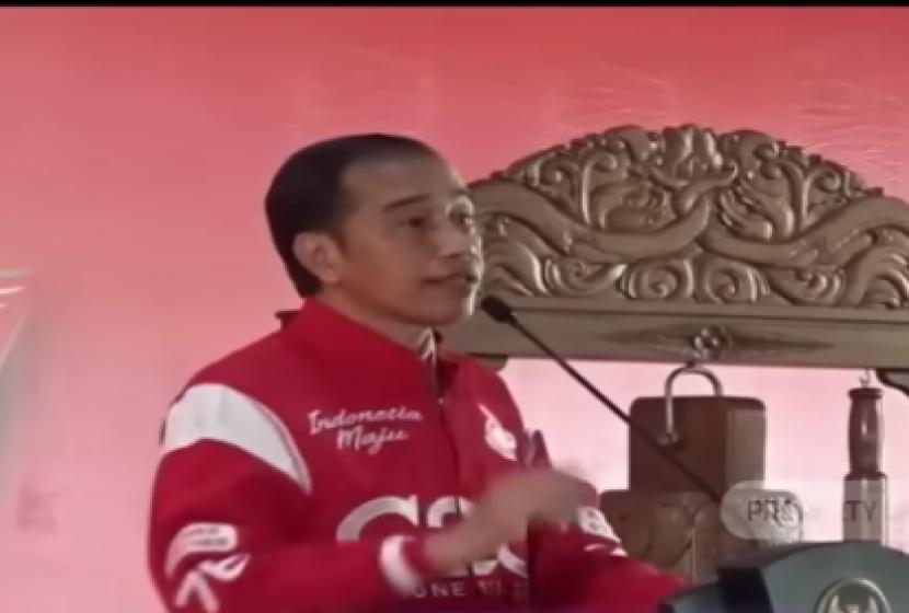 Presiden Jokowi saat berpidato di Rakernas relawan Projo.