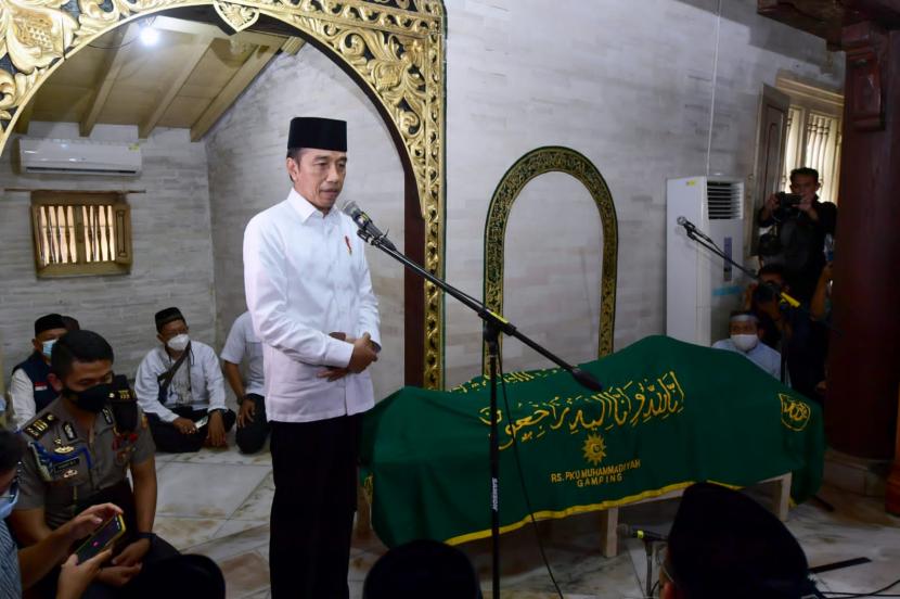 Presiden Jokowi saat bertakziah dan menyampaikan belasungkawa wafatnya almarhum Buya Syafii Maarif di Masjid Gedhe Kauman, Yogyakarta, Jumat (27/5).