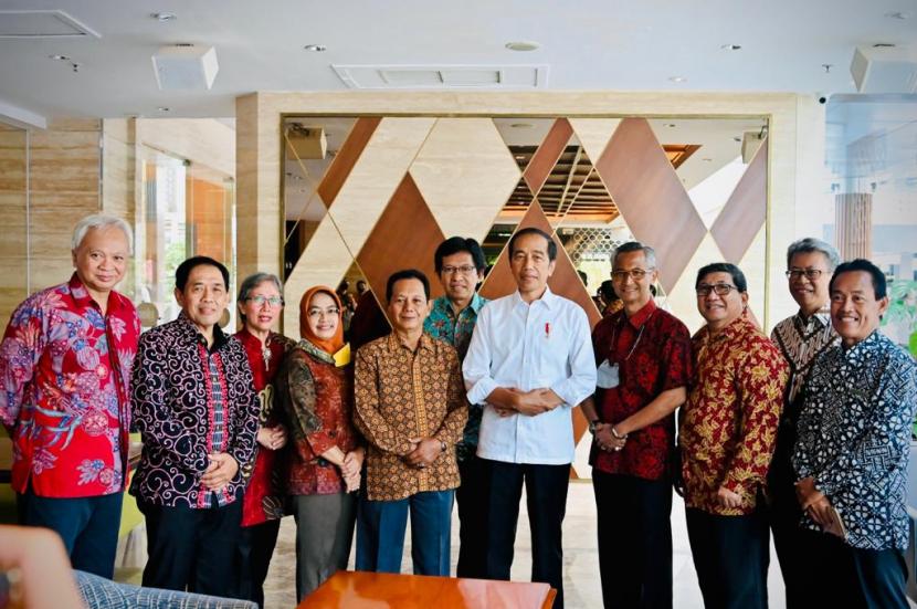 Presiden Jokowi saat bertemu dengan teman-temannya semasa kuliah di Fakultas Kehutanan, UGM. Jokowi bertemu dengan teman-temannya di kawasan Ambarukmo, Sleman, Ahad (16/10).