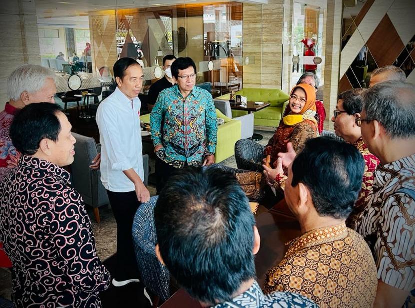 Presiden Jokowi saat bertemu dengan teman-temannya semasa kuliah di Fakultas Kehutanan, UGM. Jokowi bertemu dengan teman-temannya di kawasan Ambarukmo, Sleman, Ahad (16/10).