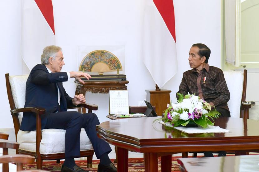 Presiden Jokowi saat bertemu Dewan Penasihat Ibu Kota Nusantara (IKN) Tony Blair di Istana Merdeka, Jakarta, Rabu (19/10). Dalam pertemuan itu, keduanya membahas perencanaan pemindahan ibu kota.
