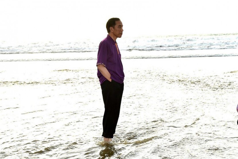 Presiden Jokowi saat di pantai di Bali