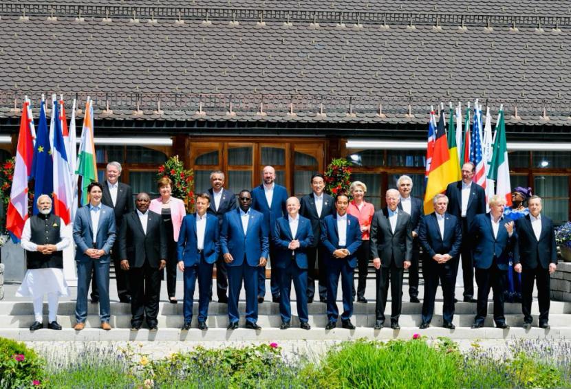 Presiden Jokowi saat melakukan sesi foto bersama para pemimpin negara lainnya di acara KTT G7.