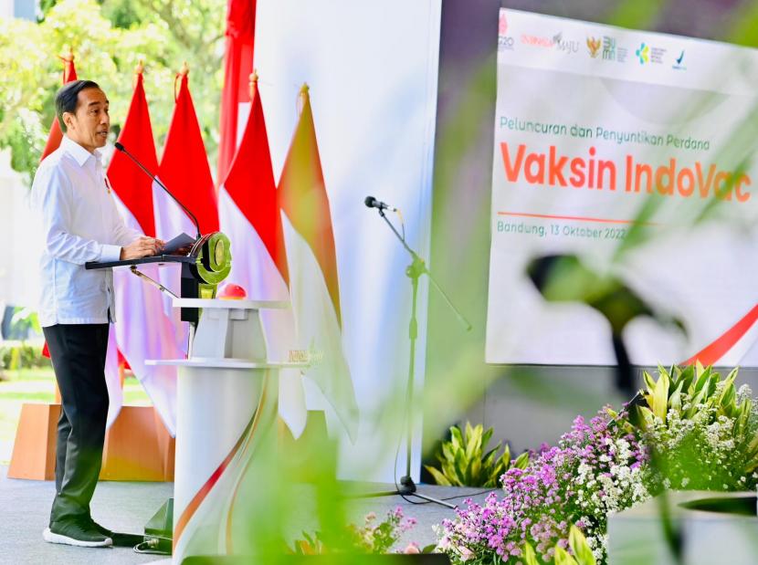 Presiden Jokowi saat meluncurkan vaksin Covid-19 buatan Bio Farma, IndoVac, di pabrik PT Bio Farma, Bandung, Kamis (13/10).