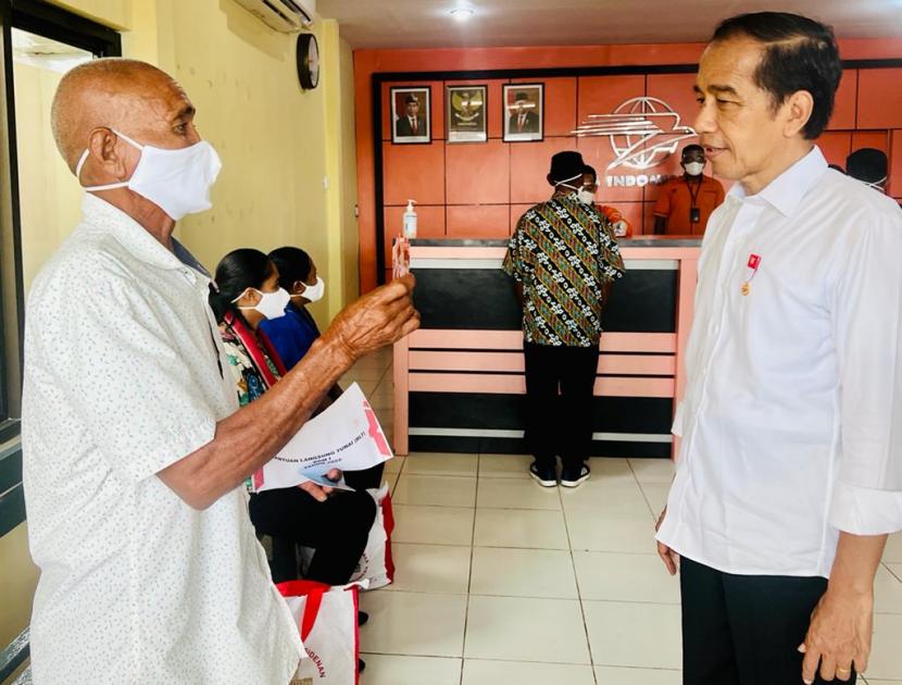 Presiden Jokowi saat memberikan BLT BBM di kantor pos di Saumlaki, Tanimbar Selatan, Maluku.