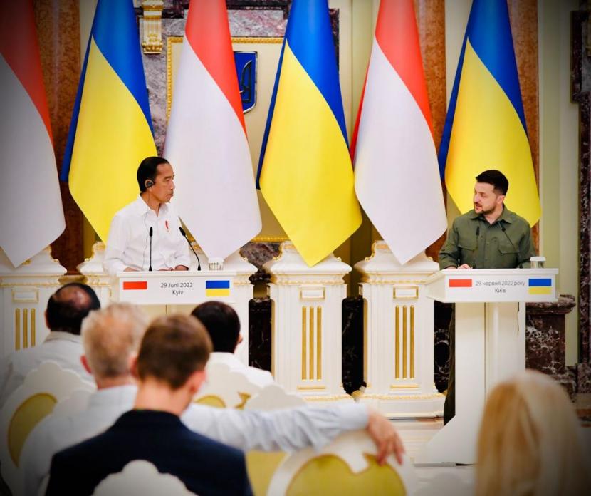 Presiden Jokowi saat memberikan keterangan pers bersama Presiden Volodymyr Zelenskyy di Istana Maryinsky, Kiev, Ukraina, Rabu (29/6).