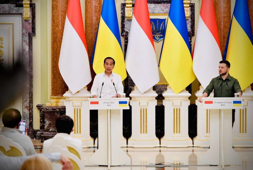 Presiden Jokowi saat memberikan keterangan pers bersama Presiden Volodymyr Zelenskyy di Istana Maryinsky, Kiev, Ukraina, Rabu (29/6).
