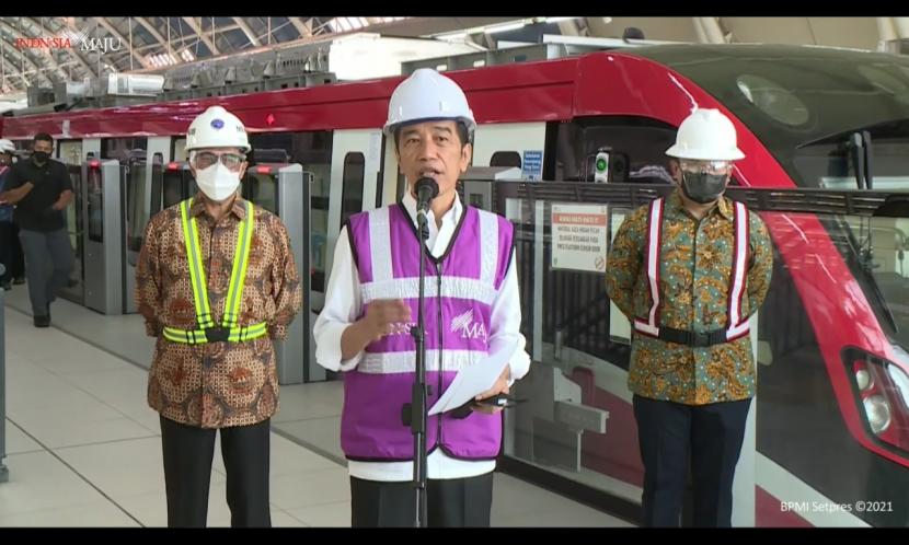 Presiden Jokowi saat memberikan keterangan pers di Stasiun LRT TMII, Jakarta, Rabu (9/6). 