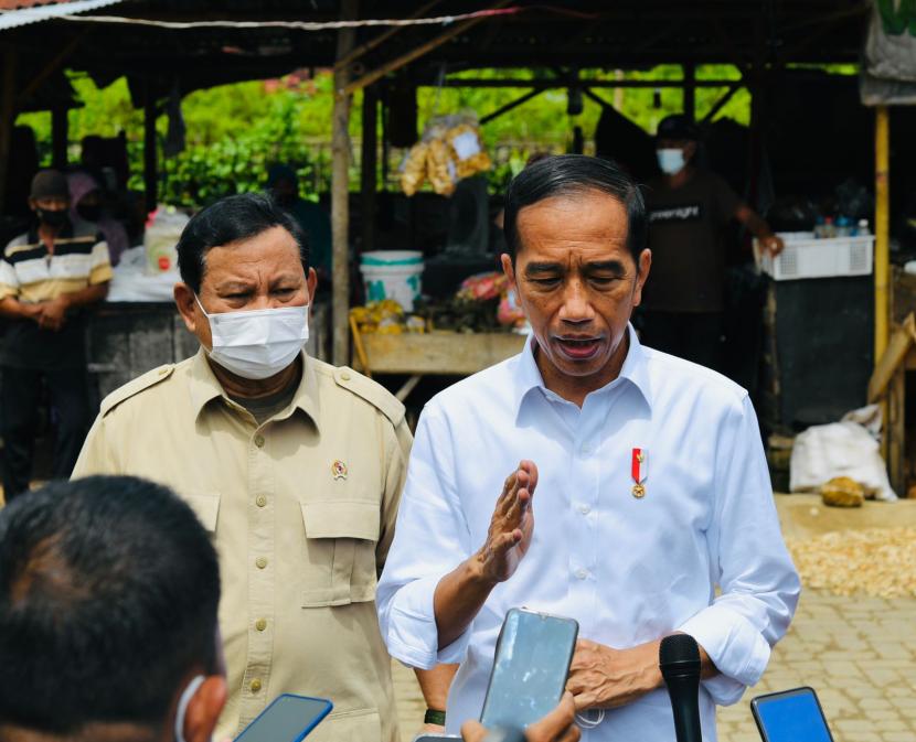Presiden Jokowi saat memberikan keterangan pers terkait mafia minyak goreng di Pasar Bangkal, Kabupaten Sumenep, Rabu (20/4/2022). Pada Ahad (22/5/2022), Jokowi membagikan BLT minyak goreng di Pasar Muntilan, Magelang, Jawa Tengah, 