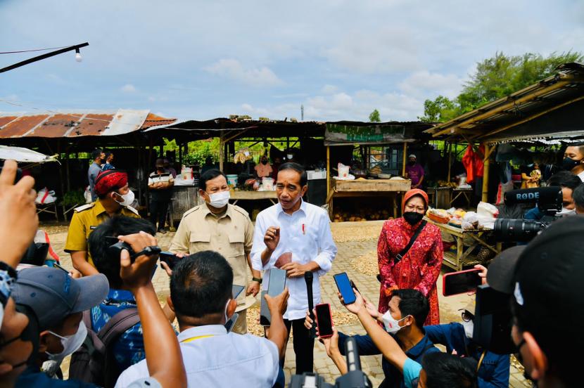 Presiden Jokowi saat memberikan keterangan pers terkait mafia minyak goreng di Pasar Bangkal, Kabupaten Sumenep, Rabu (20/4). Presiden Jokowi mengatakan penyaluran BLT minyak goreng telah berjalan lancar.