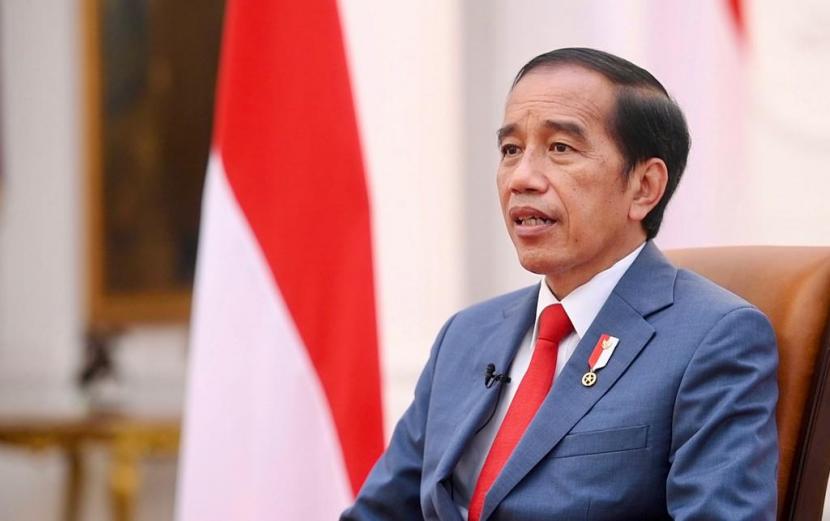 Presiden Jokowi saat memberikan keterangan pers terkait pelantikan KPU dan Bawaslu di Istana Merdeka, Jakarta, Selasa (12/4)