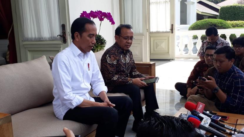 Presiden Jokowi saat memberikan keterangan pers terkait perkembangan penanganan virus corona di Istana Merdeka, Jakarta.  (Republika/Dessy Suciati Saputri)