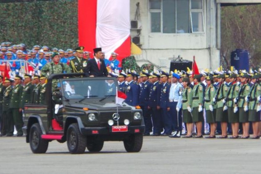 Presiden Jokowi saat memeriksa pasukan di HUT TNI ke-70 di Pantai Indah Kiat, Cilegon, Senin (5/10).