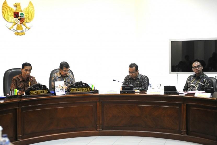 Presiden Jokowi saat memimpin rapat terbatas di kantor Presiden, Jakarta, Rabu (3/6) sore.