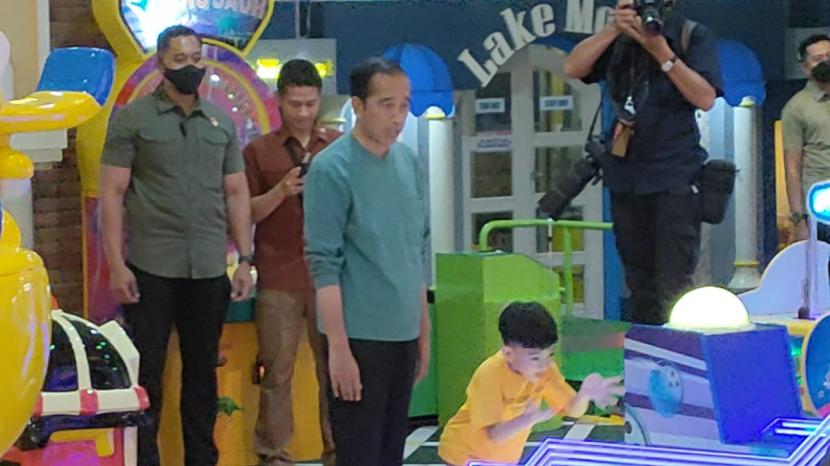 Presiden Jokowi saat mendampingi kedua cucunya bermain di Mal Solo Paragon, Jumat (21/4/2023).