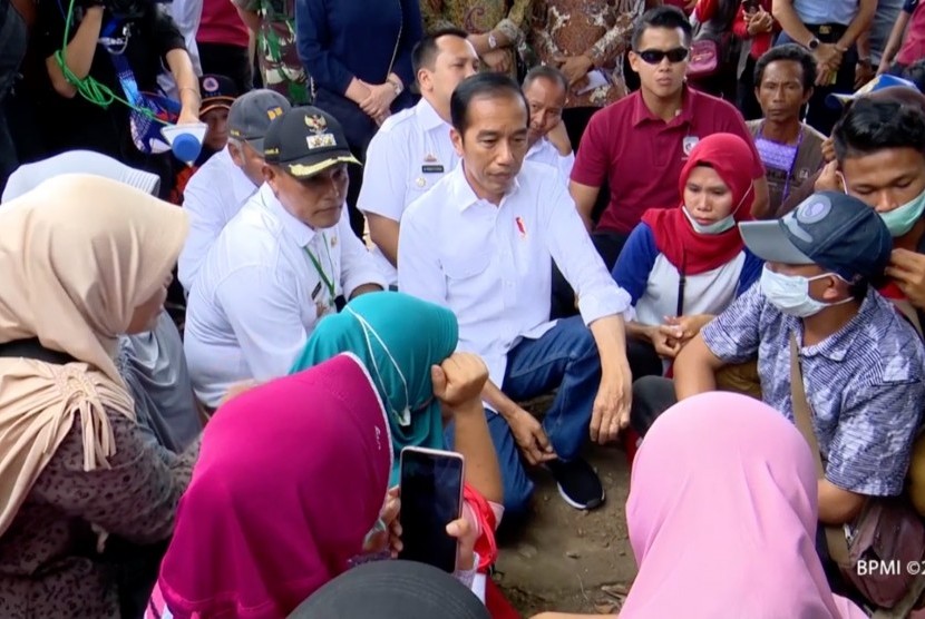 Presiden Jokowi saat menemui warga terdampak tsunami di Lampung Selatan.